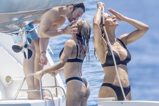 Nejvíc sexy babička světa je v bikinách pořád extra třída! Michelle Hunziker navíc díky nové lásce doslova září - Super.cz